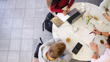 Studerande i grupp