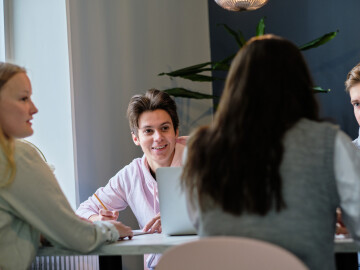 Grupp studerande vid kafe