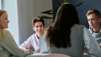 Grupp studerande vid kafe