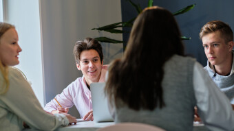 Grupp studerande vid kafe
