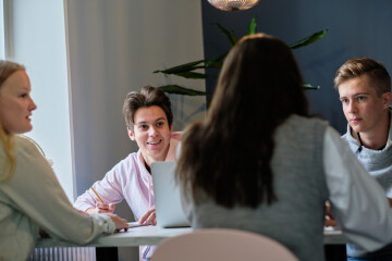Grupp studerande vid kafe