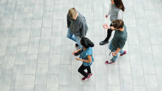 Studerande diskuterar 2