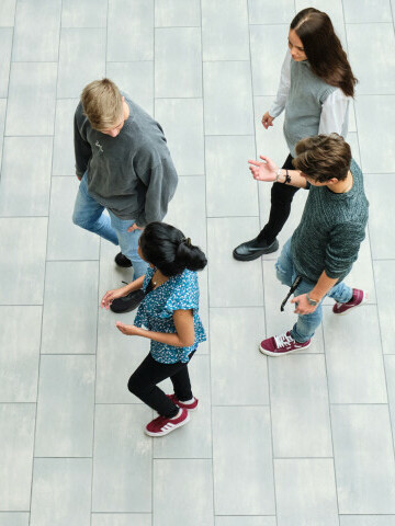 Studerande diskuterar 2