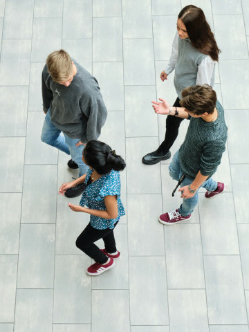 Studerande diskuterar 2