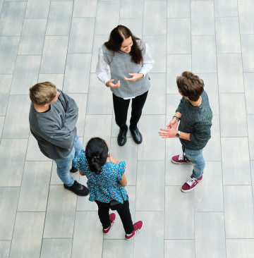 Studerande diskuterar