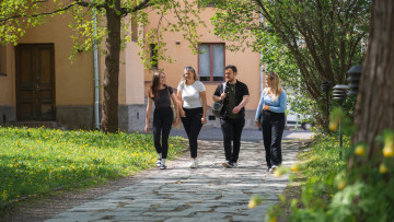 Studerande promenerar i park