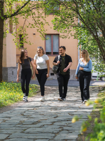 Studerande promenerar i park