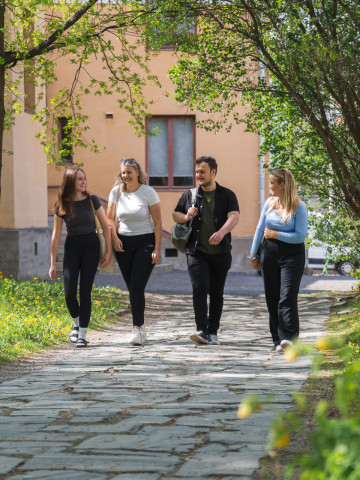 Studerande promenerar i park