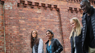 Studerande promenerar utanför Technobothnia 2