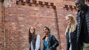 Studerande promenerar utanför Technobothnia 2