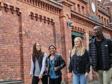 Studerande promenerar utanför Technobothnia