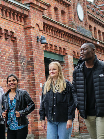 Studerande promenerar utanför Technobothnia